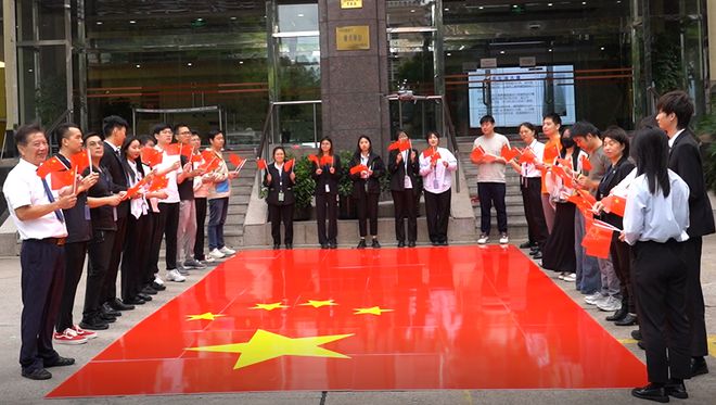 同心同路迎国庆！太平洋房屋30万面国旗献礼新中国75周年华诞！BOB半岛(图3)